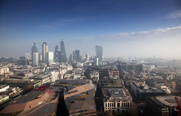 Op het dak uitzicht over London op een mistige dag van St Paul's kathedraal — Stockfoto
