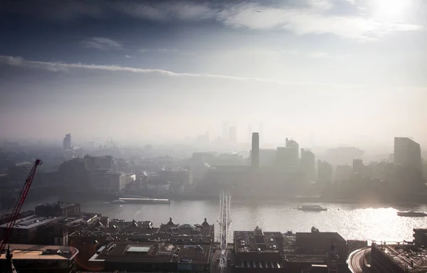 Θέα στον τελευταίο όροφο πάνω από το Λονδίνο σε ένα ομιχλώδες ημέρα από τον καθεδρικό ναό του Αγίου Παύλου — Φωτογραφία Αρχείου