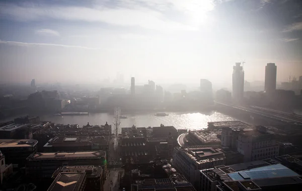 Utsyn over London på en tåkete dag fra St. Pauls katedral – stockfoto