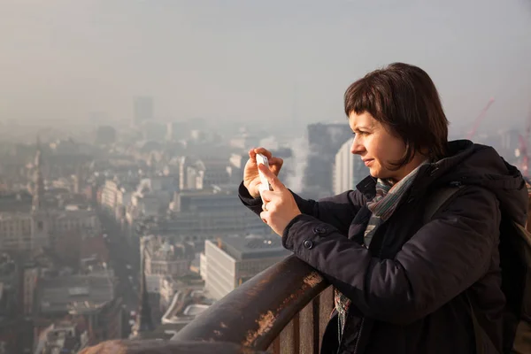 Woman tourist on top of St Paul's cathedral, London — Stock Photo, Image