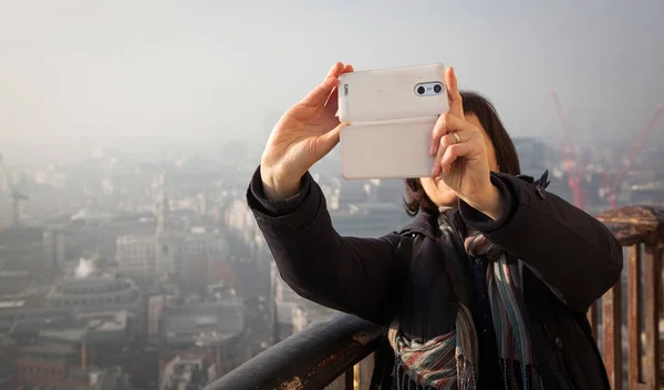 Woman taking a selfie from the rooftop of St Paul's Cathedral on — Stock Photo, Image