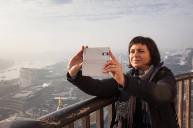 St Paul Katedrali çatı üzerinden bir selfie alarak kadın