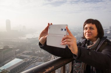 St Paul Katedrali çatı üzerinden bir selfie alarak kadın