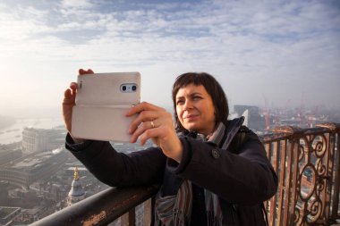 St Paul Katedrali çatı üzerinden bir selfie alarak kadın