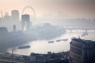 çatı görünümünden Londra üzerinden sisli bir günde St Paul Katedrali
