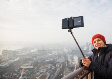 St Paul Katedrali çatı üzerinden bir selfie alarak kadın