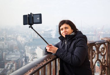 St Paul Katedrali çatı üzerinden bir selfie alarak kadın