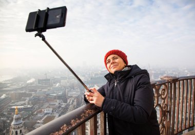 St Paul Katedrali çatı üzerinden bir selfie alarak kadın