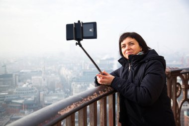 St Paul Katedrali çatı üzerinden bir selfie alarak kadın