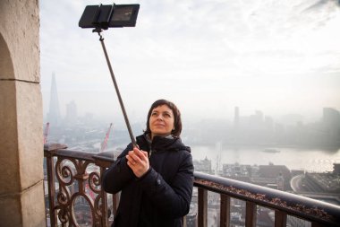 St Paul Katedrali çatı üzerinden bir selfie alarak kadın