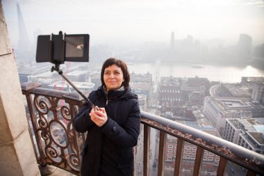 St Paul Katedrali çatı üzerinden bir selfie alarak kadın