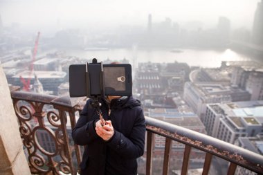 St Paul Katedrali çatı üzerinden bir selfie alarak kadın