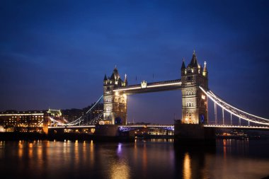 Londra ikonik Kulesi köprü geceleri Nehri üzerinde alev aldı.