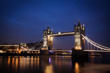 Londra ikonik Kulesi köprü geceleri Nehri üzerinde alev aldı.