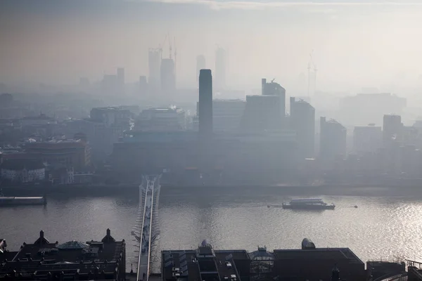 Vista de la azotea de Londres en un día de niebla desde la catedral de San Pablo — Foto de Stock