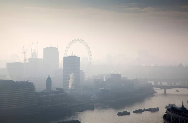 Vista de la azotea de Londres en un día de niebla desde la catedral de San Pablo — Foto de Stock