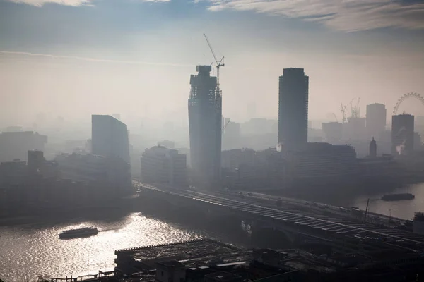 Vista de la azotea de Londres en un día de niebla desde la catedral de San Pablo — Foto de Stock