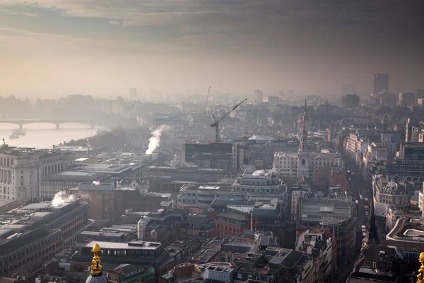 霧の日にセント ・ ポール大聖堂からロンドンを一望 — ストック写真