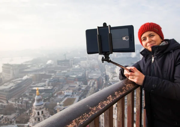 Donna prendendo un selfie dal tetto della Cattedrale di San Paolo su — Foto Stock