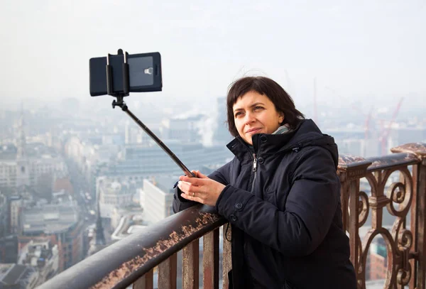 Donna prendendo un selfie dal tetto della Cattedrale di San Paolo su — Foto Stock