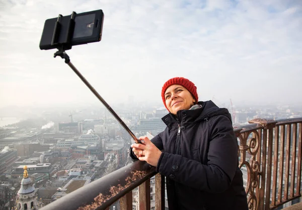 St Paul Katedrali çatı üzerinden bir selfie alarak kadın — Stok fotoğraf