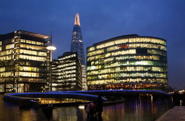 De skärvan, stadshuset ochkontorsbyggnader på natten, London — Stockfoto