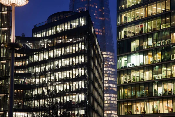 Windows van wolkenkrabber kantoor, Corporate gebouw in Lon — Stockfoto