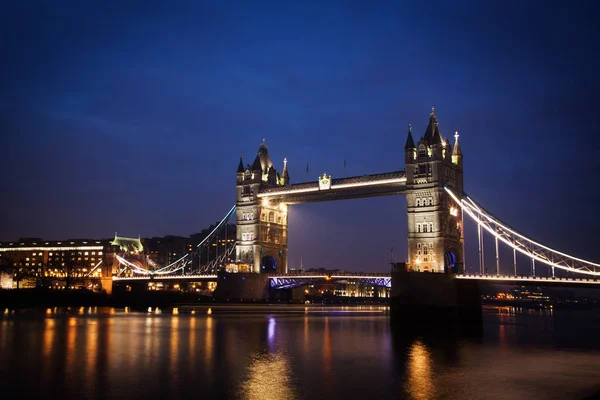 A icônica Tower Bridge de Londres iluminou-se à noite sobre o rio — Fotografia de Stock