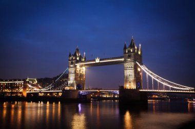 Londra ikonik Kulesi köprü geceleri Nehri üzerinde alev aldı.