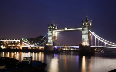 Londra ikonik Kulesi köprü geceleri Nehri üzerinde alev aldı.