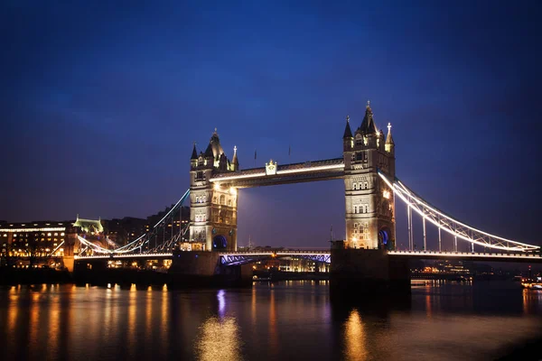 A icônica Tower Bridge de Londres iluminou-se à noite sobre o rio — Fotografia de Stock