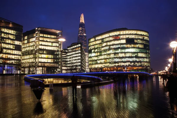De skärvan, stadshuset ochkontorsbyggnader på natten, London — Stockfoto