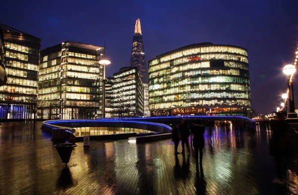 De skärvan, stadshuset ochkontorsbyggnader på natten, London — Stockfoto