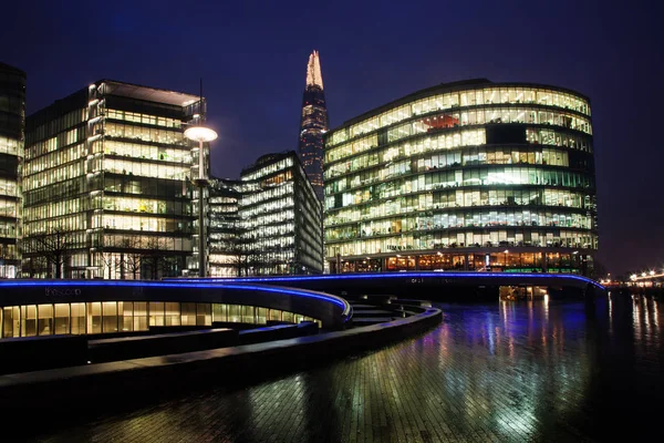 De skärvan, stadshuset ochkontorsbyggnader på natten, London — Stockfoto