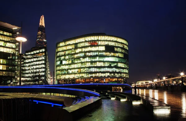 De skärvan, stadshuset ochkontorsbyggnader på natten, London — Stockfoto