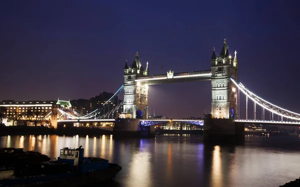 A icônica Tower Bridge de Londres iluminou-se à noite sobre o rio — Fotografia de Stock