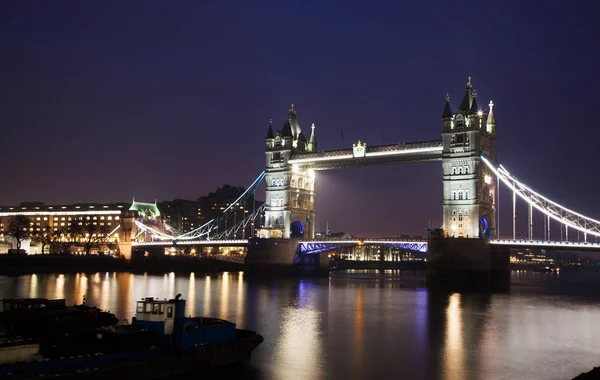 Słynnego mostu Tower of London, oświetlone nocą nad rzeką — Zdjęcie stockowe