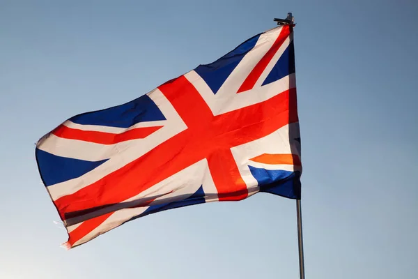 Gros plan du drapeau Union Jack contre le ciel bleu, Royaume-Uni — Photo