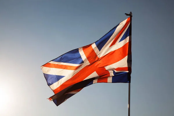Крупним планом Юніон Джек прапор проти синього неба, Великобританія — стокове фото
