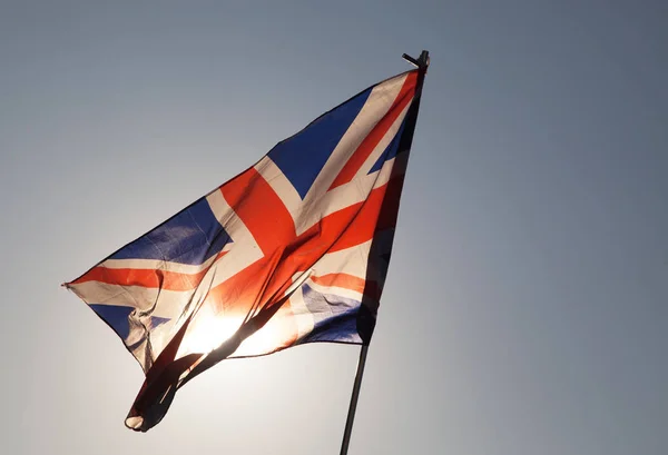Крупним планом Юніон Джек прапор проти синього неба, Великобританія — стокове фото