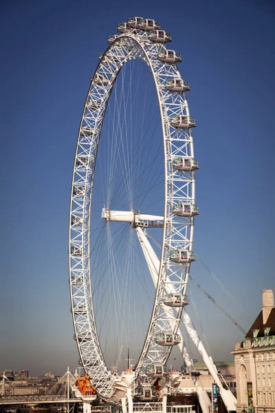 LONDON, UK - JANUARY 26, 2017: The EDF Energy London Eye next to — Stock Photo, Image