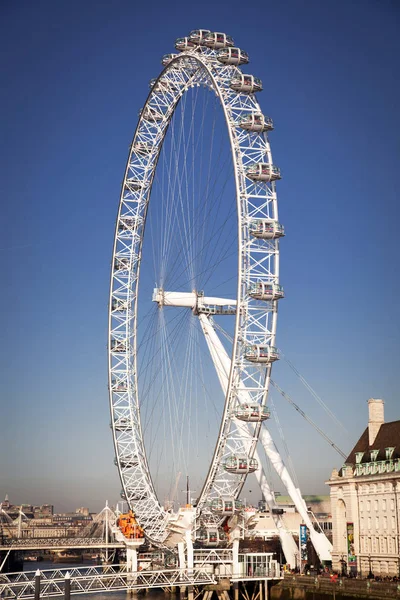 LONDRES, Reino Unido - JANEIRO 26, 2017: The EDF Energy London Eye next to — Fotografia de Stock