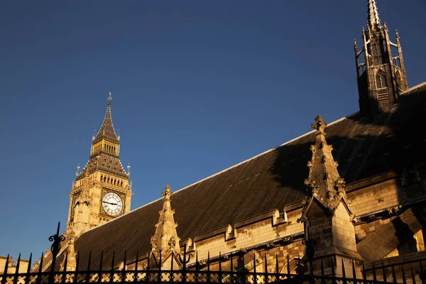 Знаменитый Биг-Бен и здание парламента в Лондоне — стоковое фото