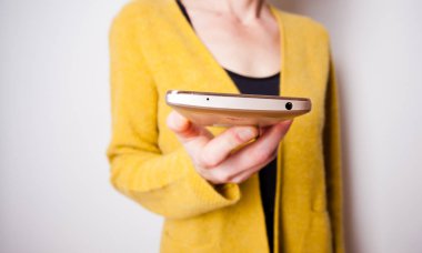 bir kadının elinde Smartphone