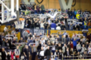 Basketbol sahasındaki kalabalığın geçmişi bulanık.
