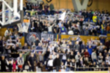 Basketbol sahasındaki kalabalığın geçmişi bulanık.