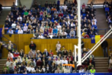 Basketbol sahasındaki kalabalığın geçmişi bulanık.