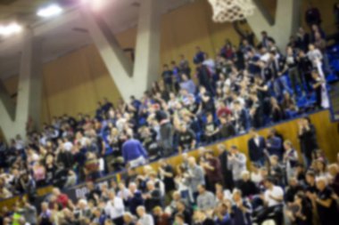 Basketbol sahasındaki kalabalığın geçmişi bulanık.