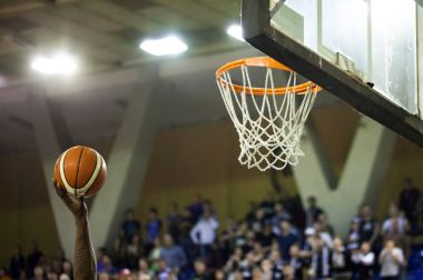 Basketbol maçında galibiyet puanı kazanmak.