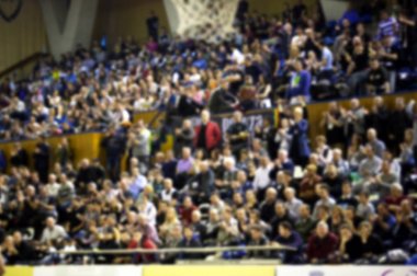 Basketbol sahasındaki kalabalığın geçmişi bulanık.